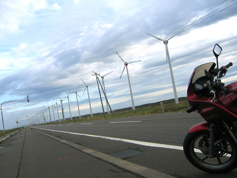 一列に28基の風力発電プロペラが並ぶ。